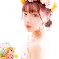 花冠をつけたウェディングドレス姿の優雅な新婦の女性の写真