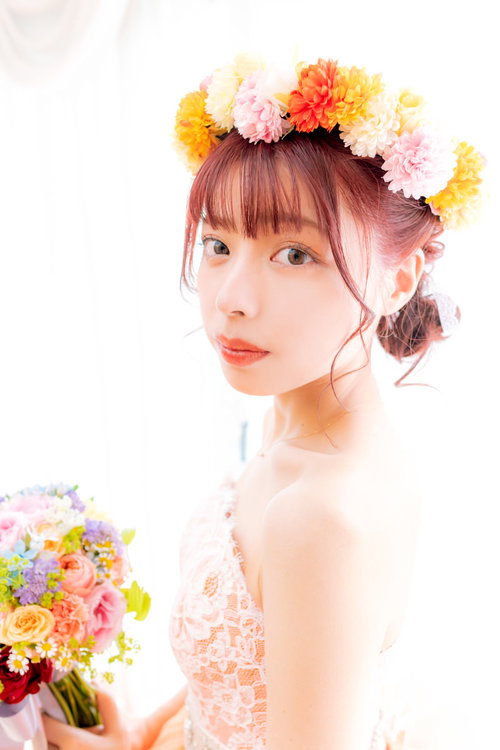 花冠をつけたウェディングドレス姿の優雅な新婦の女性