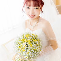 白いウェディングドレスを着た笑顔の花嫁のブライダルの写真