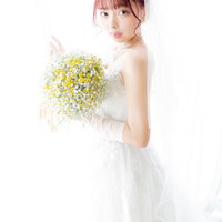 黄色いブーケを持つウェディングドレス姿の花嫁の写真