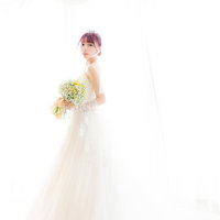 白いウェディングドレス姿で優雅に登場した花嫁の写真