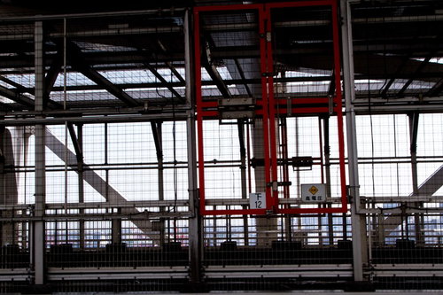 工場内の高電圧エリアと金網フェンス