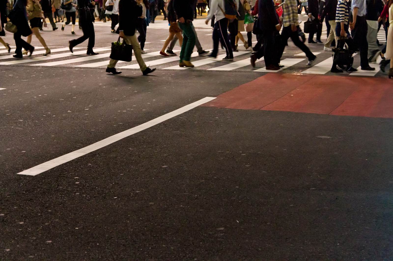 横断歩道を行き交う人々の足元