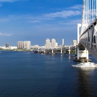 レインボーブリッジの歩道から見渡す東京湾と街並みの写真