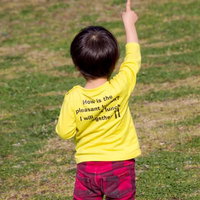 ピースサインで指を立てる笑顔の子供の写真