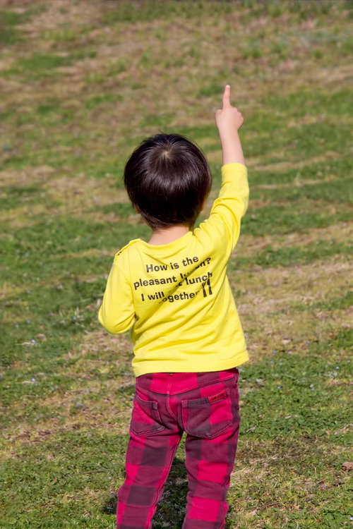 ピースサインで指を立てる笑顔の子供