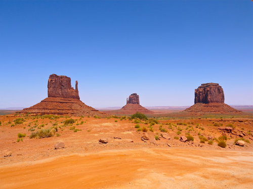 砂漠にそびえるモニュメントバレーの岩山