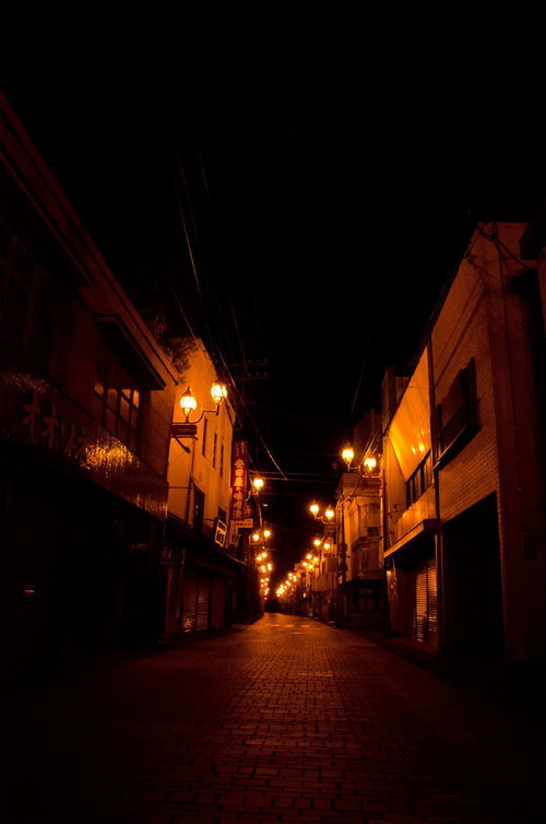 シャッターが下りた深夜の誰もいない商店街