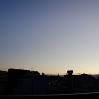 地平線から太陽が昇り始める日の出前の空の写真
