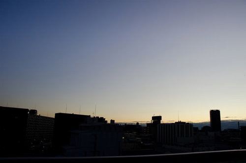 地平線から太陽が昇り始める日の出前の空