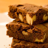 白い粉がかかったくるみ入りブラウニーの接写の写真