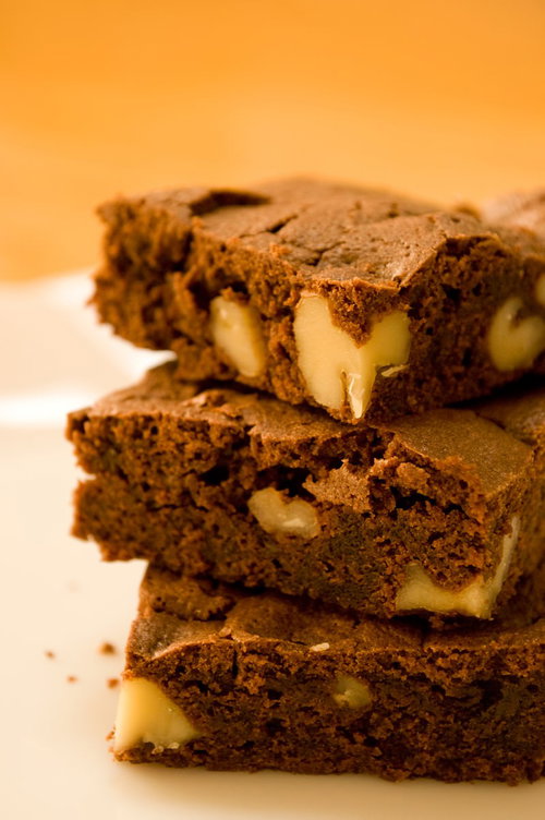 白い粉がかかったくるみ入りブラウニーの接写