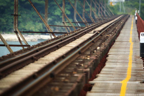 河口上を渡る鉄道橋のRailway線路風景
