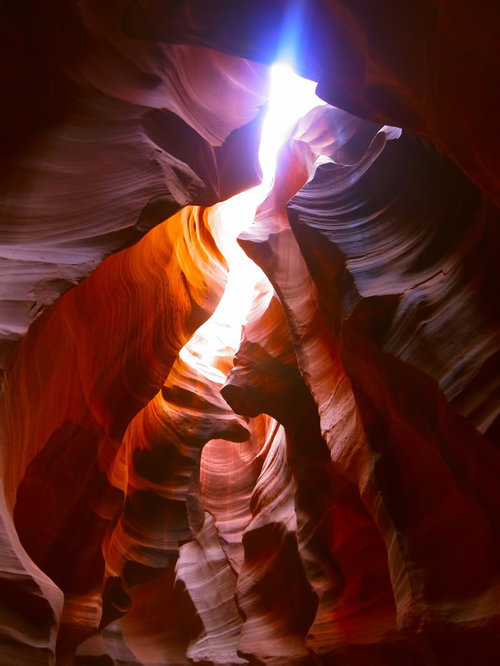 日が差し込むアンテロープキャニオンの岩壁