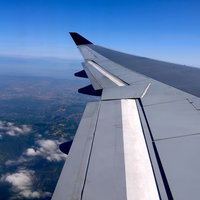 フライト中の翼と雲の景色（航空機内から）の写真