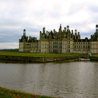 堀に囲まれたシャンボール城の写真