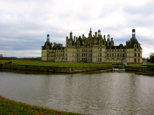 堀に囲まれたシャンボール城