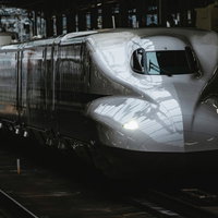 駅のホームに停車中の新幹線N700系G30の写真