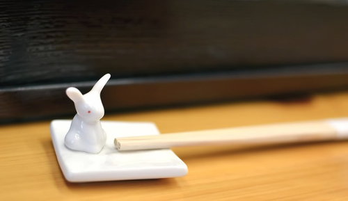 デスクに置いた陶器のうさぎの箸置き