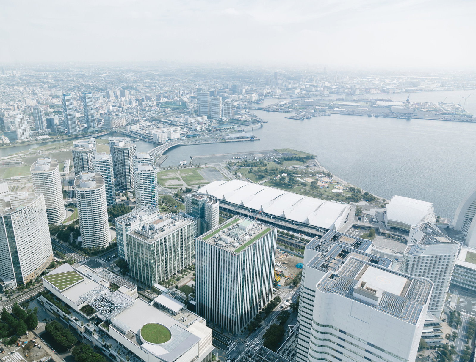 横浜みなとみらいの高層ビル群とパシフィコ横浜、横浜港を高所から俯瞰した都市風景