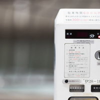 道路脇に設置された白いパーキングメーターの写真