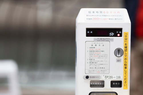 道路脇に設置された白いパーキングメーター