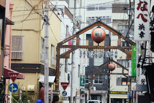野毛横丁に吊り下げられた赤い提灯と飲み屋街の夜間風景