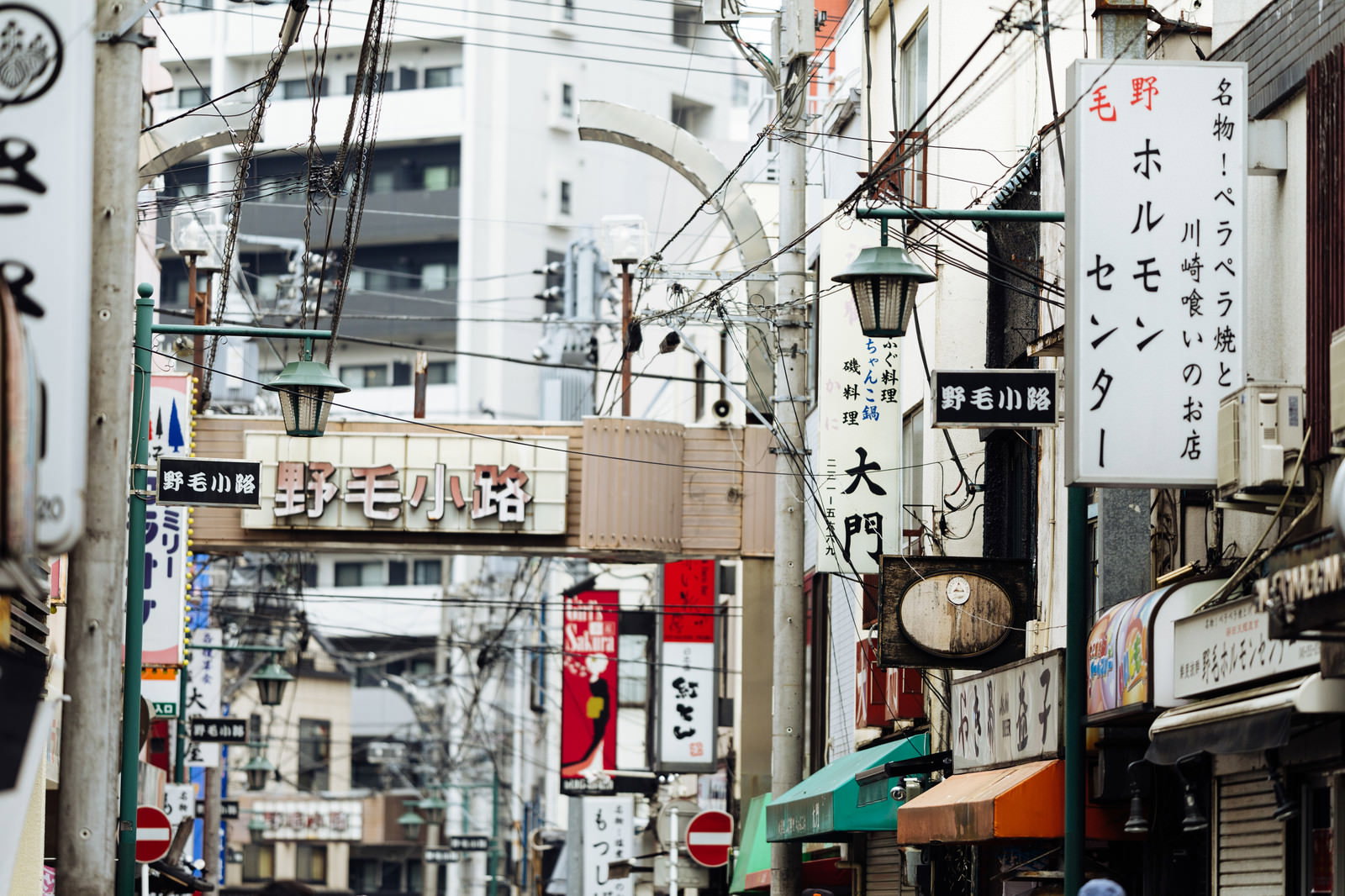 狭い路地に赤い提灯と看板が密集する野毛小町の飲み屋街