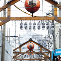 横浜・野毛柳通りの赤い提灯と飲み屋街の夜景の写真