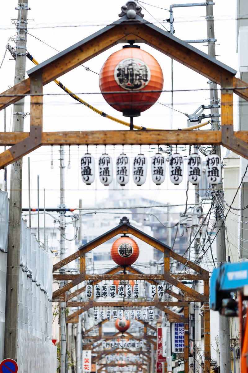 横浜・野毛の柳通りに赤い提灯と飲み屋の看板が並ぶ風景