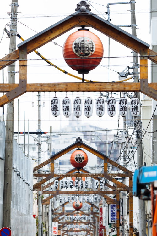 横浜・野毛柳通りの赤い提灯と飲み屋街の夜景