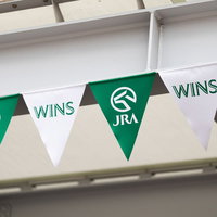 JRAのWINS施設に掲示された緑色の旗の写真