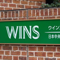 ウインズ横浜の入り口と緑色の看板、レンガ調の外壁の写真