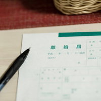 平成最後の離婚届とボールペン、木製テーブルと法律手続きの写真