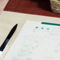 日付を書く所が平成と印刷された離婚届と黒いペンの写真