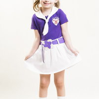 紫のトップスと白いスカートでポーズをきめる女の子の写真