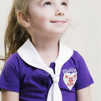 まったく反省していないブロンドの女の子が上を向いておどけるの写真