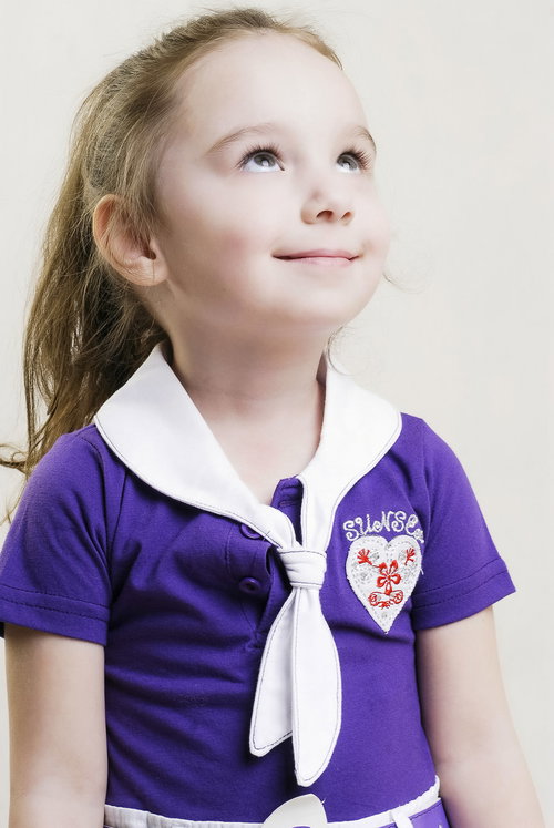 まったく反省していないブロンドの女の子が上を向いておどける