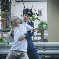 警官による職務質問で被疑者を確保する瞬間の写真