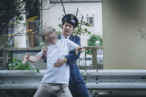 警官による職務質問で被疑者を確保する瞬間