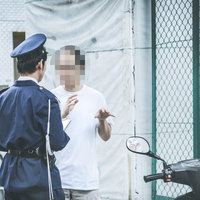 出会って4秒で職務質問される男性の写真