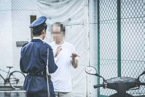 出会って4秒で職務質問される男性