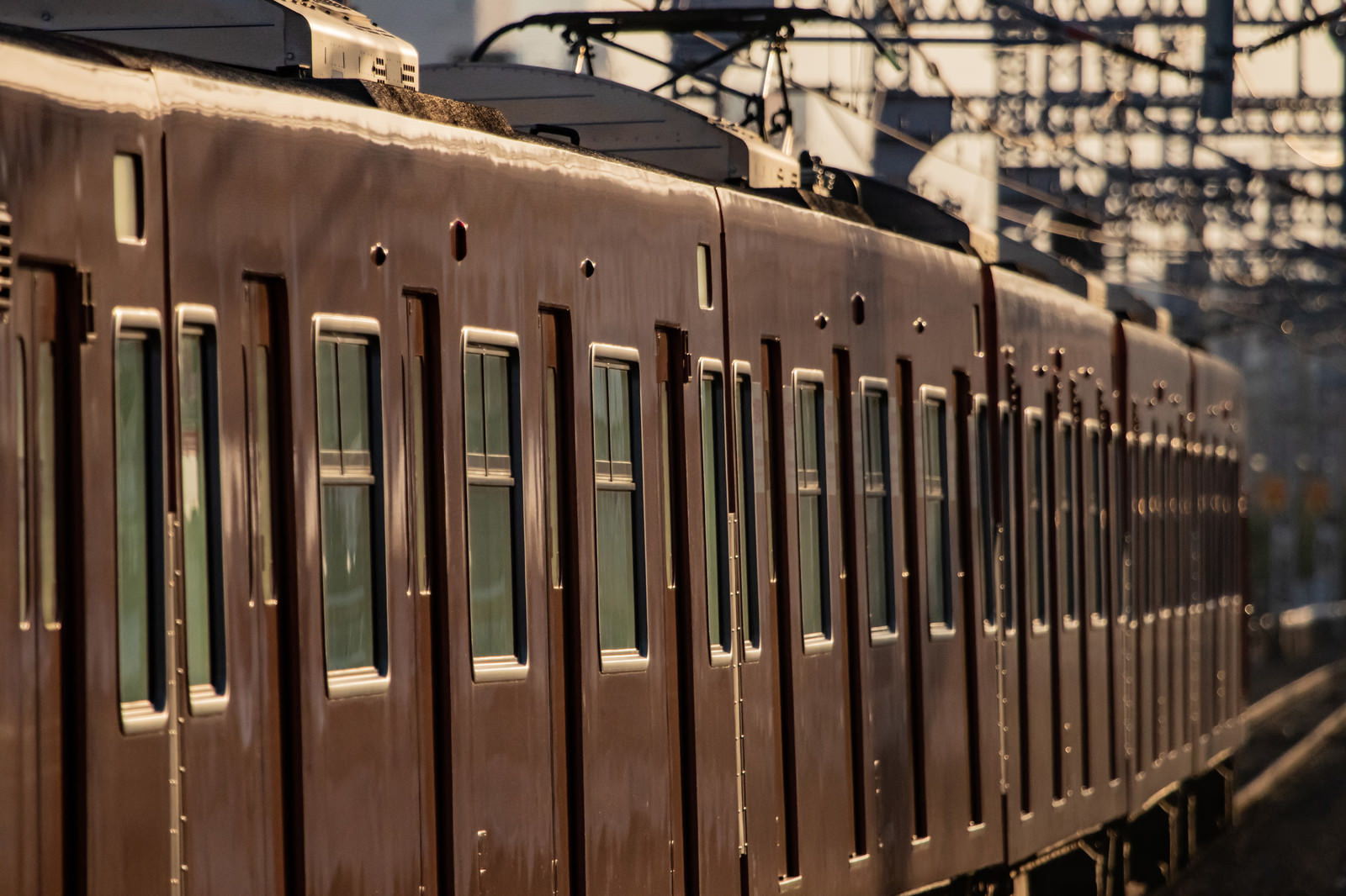 駅のホームに停車している大阪環状線103系電車のオレンジ色の車体