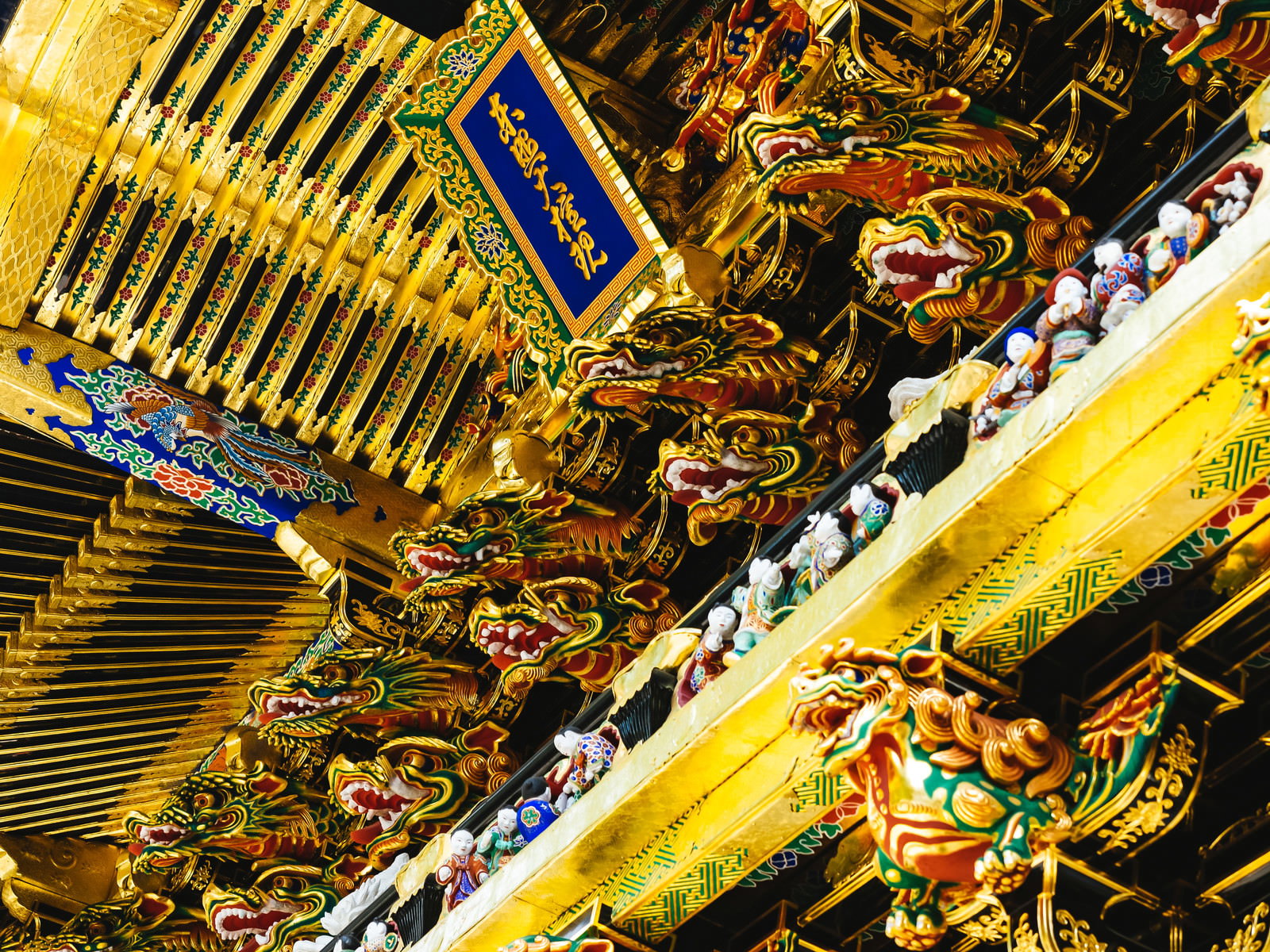 金色の装飾が施された日光東照宮陽明門の精巧な彫刻部分