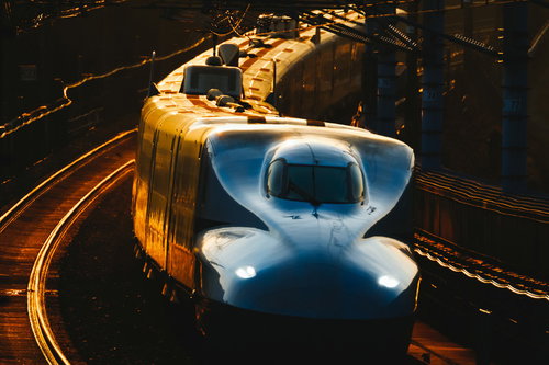 夕闇を走るN700系新幹線のぞみ