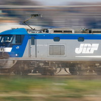 流し撮りで捉えたJR貨物EF210形電気機関車の走行の写真