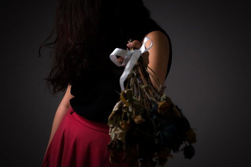 愛情の枯れた関係を象徴する女性と鷲の肩上