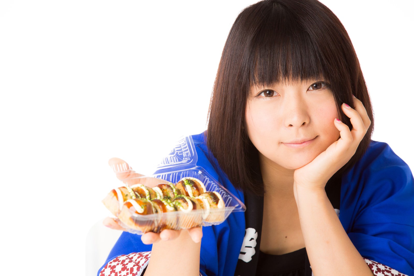 青い法被を着た女性がたこ焼きを持つ［モデル：にゃるる］