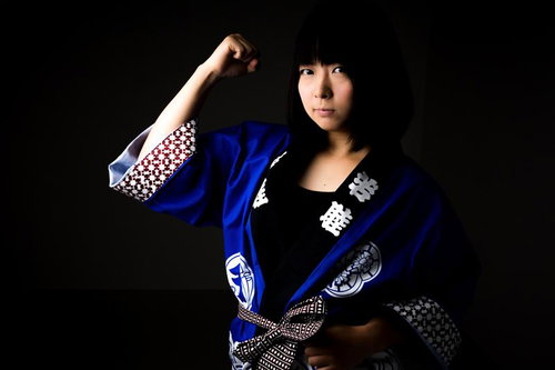 気合が入った半被ガール、祭りで力こぶを見せるファイトポーズ