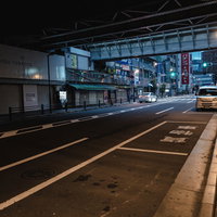 秋葉原の高架下に設置された貨物車用パーキングメーターの写真